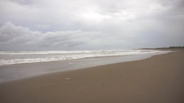 Prachtig Uitzicht Het Strand Voor Zonsondergang Met Kleine Golven Cipatujah — Stockvideo
