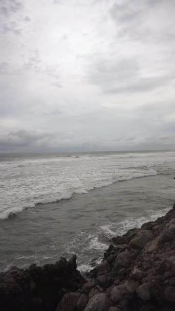 ビーチサイドの美しい景色 自然のパノラマ 午後には曇った空とサンゴの岩をクラッシュと一緒に海水 カランパラジエビーチ ガルート — ストック動画