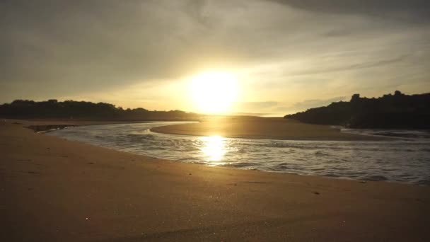 Piękny Widok Wschód Słońca Plaży Małymi Falami Poranna Naturalna Panorama — Wideo stockowe