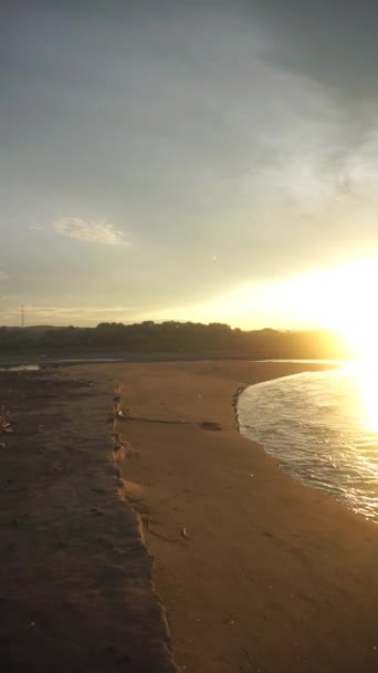 Όμορφη Θέα Της Ανατολής Στην Παραλία Μικρά Κύματα Πρωινό Φυσικό — Αρχείο Βίντεο