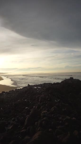 Hermosa Vista Del Amanecer Playa Con Pequeñas Olas Panorama Natural — Vídeo de stock