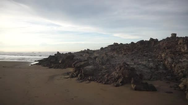 Hermosa Vista Del Amanecer Playa Con Pequeñas Olas Panorama Natural — Vídeo de stock
