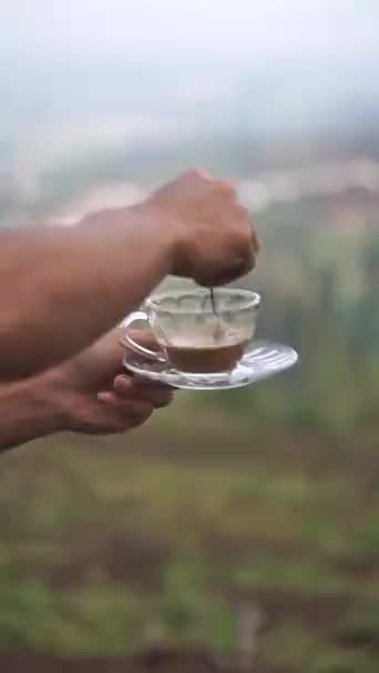 Filiżankę Kawy Mlecznej Miesza Się Białej Szklance — Wideo stockowe