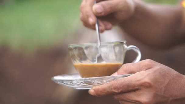 Tasse Milchkaffee Wird Einem Weißen Glas Gerührt — Stockvideo