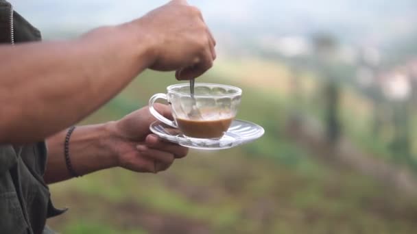 Tasse Milchkaffee Wird Einem Weißen Glas Gerührt — Stockvideo