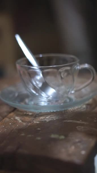 Видеозапись Чашки Кофе Молоком Помешанной Белом Стакане Помещении — стоковое видео
