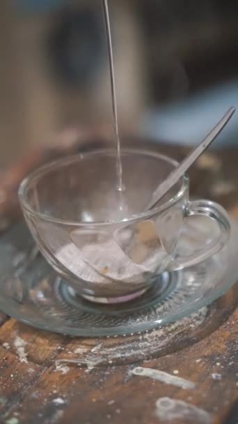 Βίντεο Ένα Φλιτζάνι Καφέ Γάλακτος Αναδεύεται Ένα Λευκό Ποτήρι Εσωτερικούς — Αρχείο Βίντεο