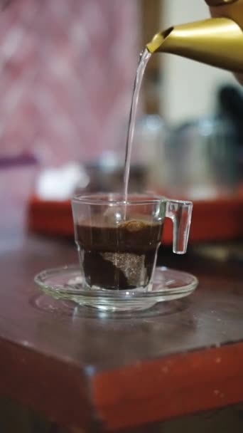 Bel Video Verticale Girato Una Tazza Caffè Nero Che Viene — Video Stock