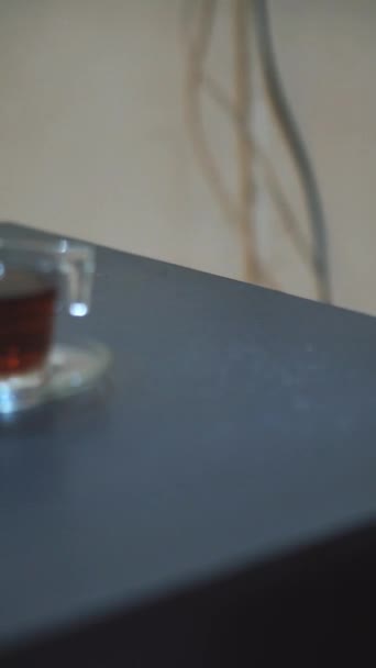 一杯茶和绿豆面包 放在准备吃的黑桌上 — 图库视频影像