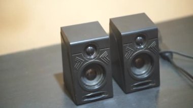 siyah hoparlörler sol ve sağ stereo, bilgisayar masasında