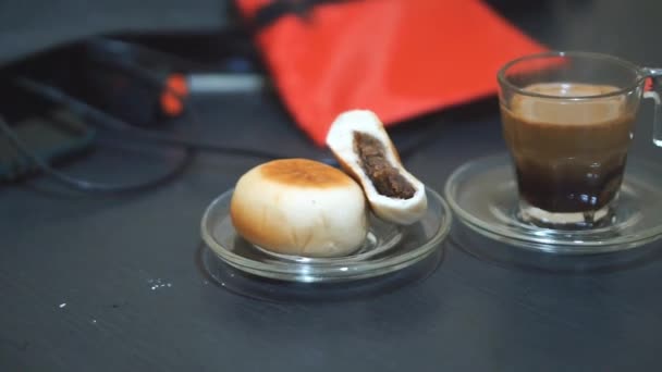 Egy Csésze Tea Zöldbab Kenyér Fekete Asztalon Fogyasztásra Kész — Stock videók