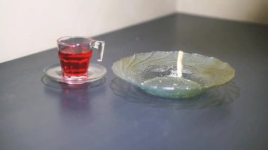 Pastayı siyah bir masa paspası ile bir tabağa koy.