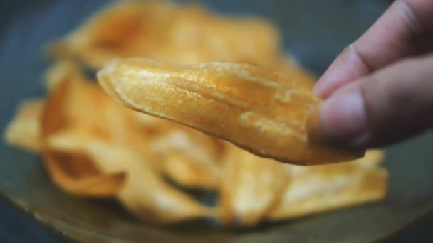 Chips Plátano Plato Con Una Alfombra Mesa Negro — Vídeos de Stock