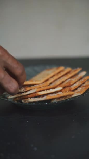 Les Mains Homme Arrangent Des Biscuits Sur Une Assiette — Video
