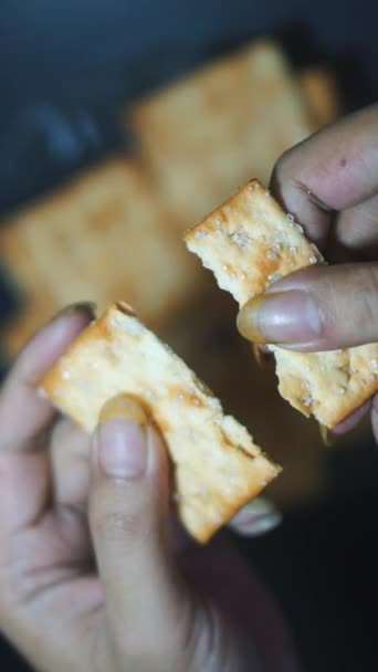Mãos Homem Estão Organizando Biscoitos Prato — Vídeo de Stock