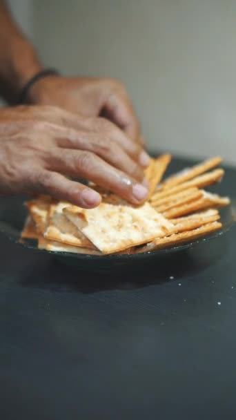 Hände Eines Mannes Ordnen Kekse Auf Einem Teller — Stockvideo