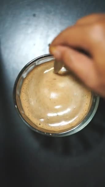 Schöne Vertikale Video Porträt Tasse Milchkaffee Wird Einem Weißen Glas — Stockvideo
