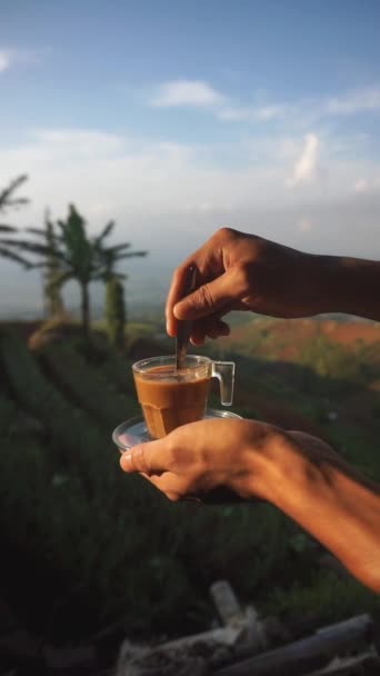 Schöne Vertikale Videoaufnahme Einer Tasse Kaffeemilch Die Einem Weißen Glas — Stockvideo