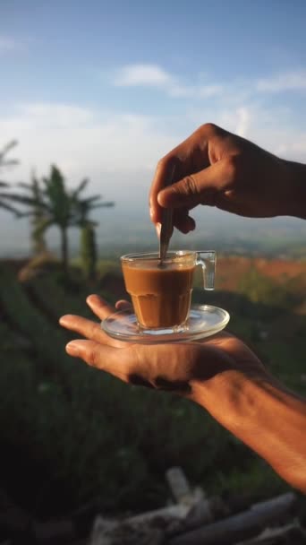 Schöne Vertikale Videoaufnahme Einer Tasse Kaffeemilch Die Einem Weißen Glas — Stockvideo