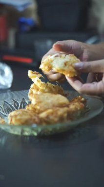 Güzel dikey video portresi. Kızarmış lahana. Tipik bir Endonezya yemek tabağında sıcak.