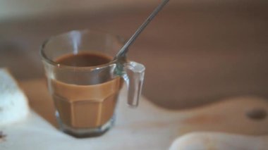 Süt ve ekmekle servis edilmeye hazır bir fincan kahve.