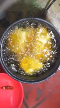 Kızarmış tempeh ve buğday unu çok amaçlı bir tavada, geceleri.