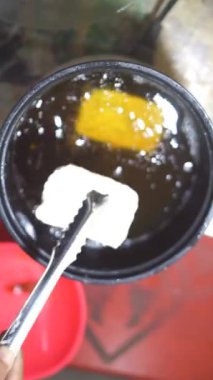 Kızarmış tempeh ve buğday unu çok amaçlı bir tavada, geceleri.