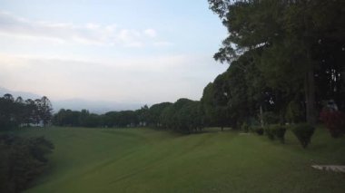 Doğal görüntüler, tepelerin panoramik manzarası, ve öğleden sonra yeşil çimlerin genişlemesi.