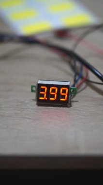 Üzerinde rakamlar olan dijital volt ölçer