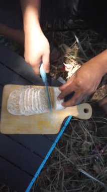 Açık havada tempeh dilimleme videosu