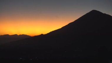 Endonezya 'nın Cikuray Dağı manzaralı güzel gündoğumu