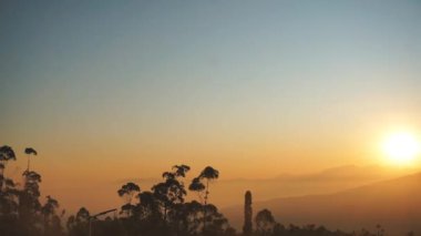 Cikuray Dağı manzaralı güzel bir gün doğumu.