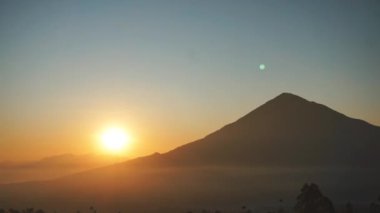 Cikuray Dağı manzaralı güzel bir gün doğumu.