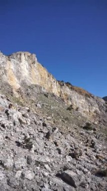 Garut, Batı Java, Endonezya 'da bir stratovolcano olan Papandayan Dağı' nın yüksek uçurumları ile manzara.