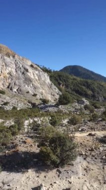 Garut, Batı Java, Endonezya 'da bir stratovolcano olan Papandayan Dağı' nın yüksek uçurumları ile manzara.