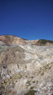 Garut, Batı Java, Endonezya 'da bir stratovolcano olan Papandayan Dağı' nın yüksek uçurumları ile manzara.