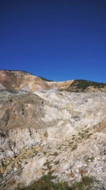 Garut, Batı Java, Endonezya 'da bir stratovolcano olan Papandayan Dağı' nın yüksek uçurumları ile manzara.