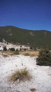 Garut, Batı Java, Endonezya 'da bir stratovolcano olan Papandayan Dağı' nın yüksek uçurumları ile manzara.