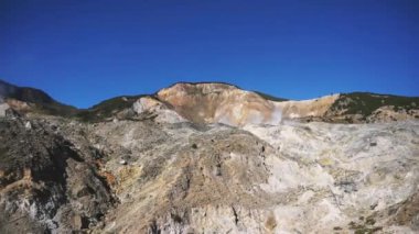 Garut, Batı Java, Endonezya 'da bir stratovolcano olan Papandayan Dağı' nın yüksek uçurumları ile manzara.