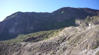 Garut, Batı Java, Endonezya 'da bir stratovolcano olan Papandayan Dağı' nın yüksek uçurumları ile manzara.