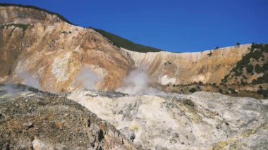 Garut, Batı Java, Endonezya 'da bir stratovolcano olan Papandayan Dağı' nın yüksek uçurumları ile manzara.