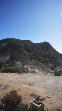 Garut, Batı Java, Endonezya 'da bir stratovolcano olan Papandayan Dağı' nın yüksek uçurumları ile manzara.