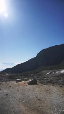 Garut, Batı Java, Endonezya 'da bir stratovolcano olan Papandayan Dağı' nın yüksek uçurumları ile manzara.