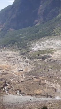 Garut, Batı Java, Endonezya 'da ölü bir orman olan Papandayan Dağı' nın yüksek uçurumlarıyla parlak manzaralı güzel bir video.