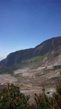 Garut, Batı Java, Endonezya 'da ölü bir orman olan Papandayan Dağı' nın yüksek uçurumlarıyla parlak manzaralı güzel bir video.