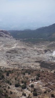 Garut, Batı Java, Endonezya 'da ölü bir orman olan Papandayan Dağı' nın yüksek uçurumlarıyla parlak manzaralı güzel bir video.