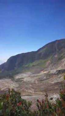 Garut, Batı Java, Endonezya 'da ölü bir orman olan Papandayan Dağı' nın yüksek uçurumlarıyla parlak manzaralı güzel bir video.