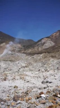 Garut, Batı Java, Endonezya 'da ölü bir orman olan Papandayan Dağı' nın yüksek uçurumlarıyla parlak manzaralı güzel bir dikey video.