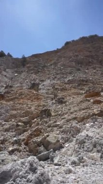 Garut, Batı Java, Endonezya 'da ölü bir orman olan Papandayan Dağı' nın yüksek uçurumlarıyla parlak manzaralı güzel bir dikey video.