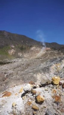 Garut, Batı Java, Endonezya 'da ölü bir orman olan Papandayan Dağı' nın yüksek uçurumlarıyla parlak manzaralı güzel bir dikey video.